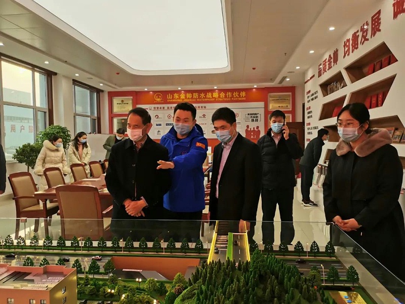各位領導參觀金帥防水產品展柜↑