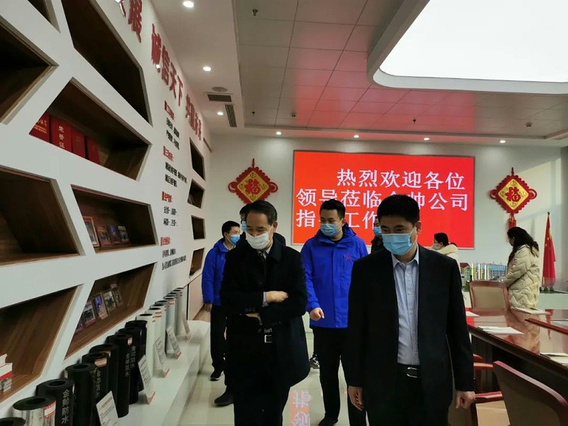 各位領導參觀金帥防水產品展柜↑